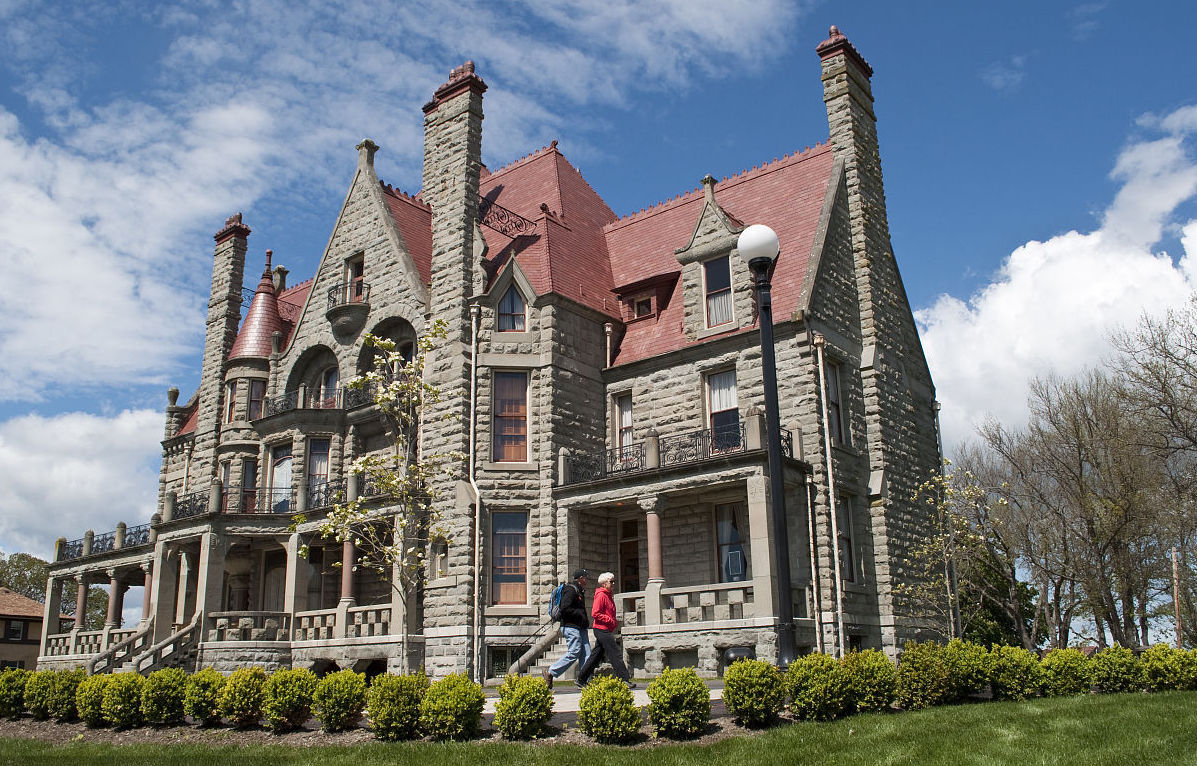 加拿大学院比大学好就业吗?