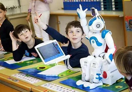 AI创新成果陪读机器人-乐卓博大学