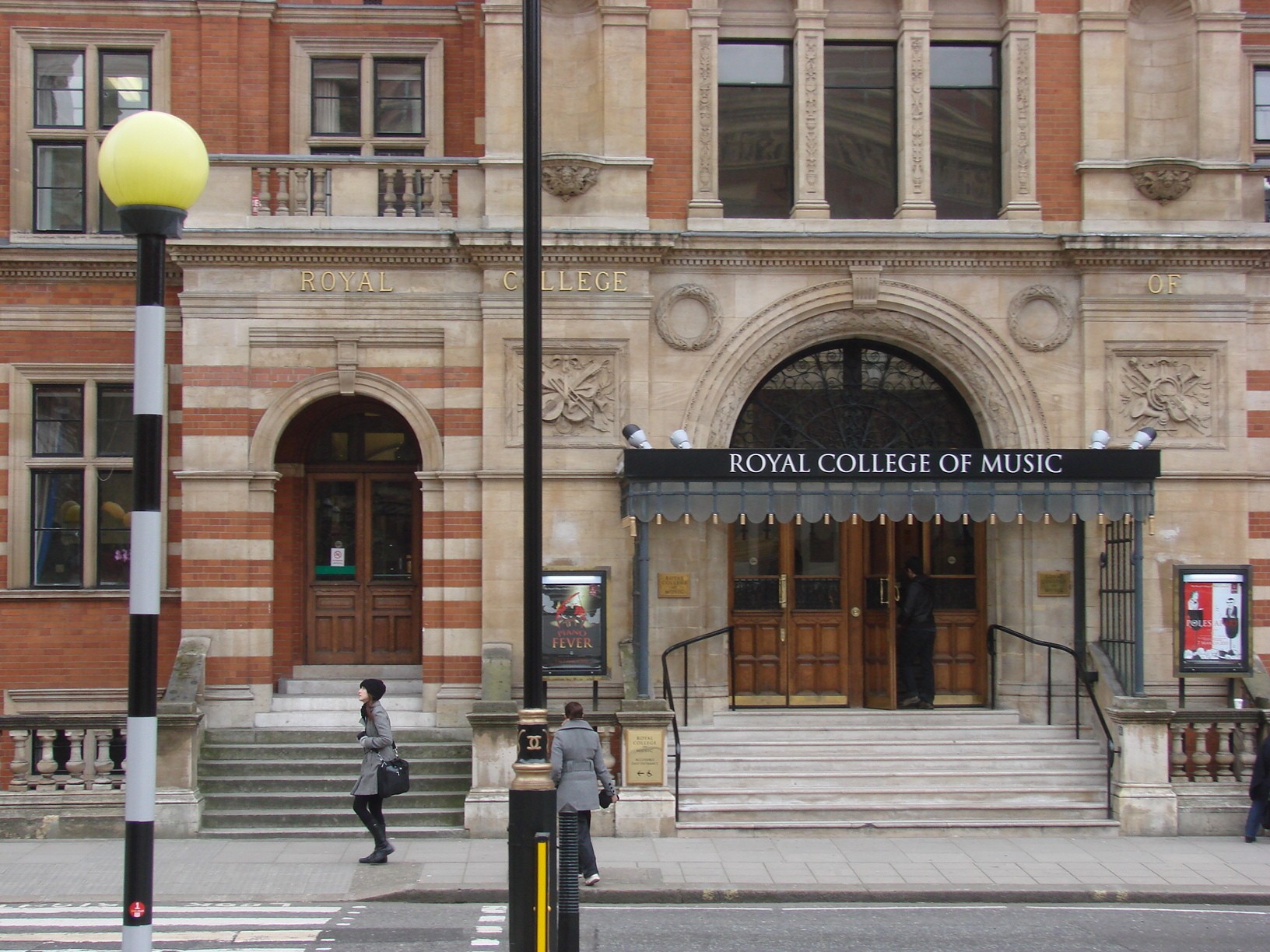 英国有音乐专业的学校除了最优秀的四大音乐学院:英国皇家音乐学院