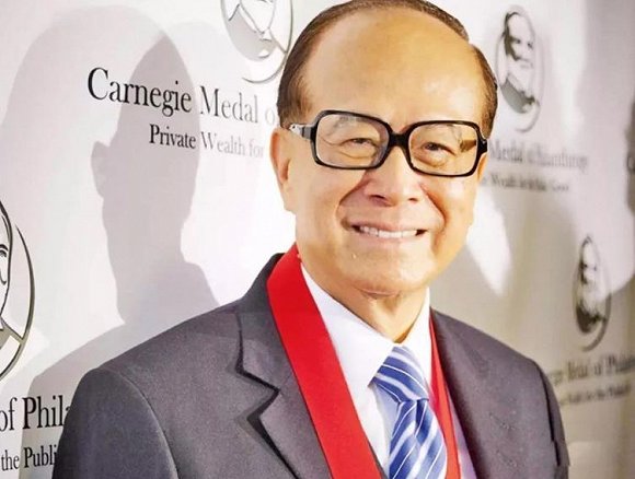 为什么李嘉诚最终选择移民加拿大,姜还是老的