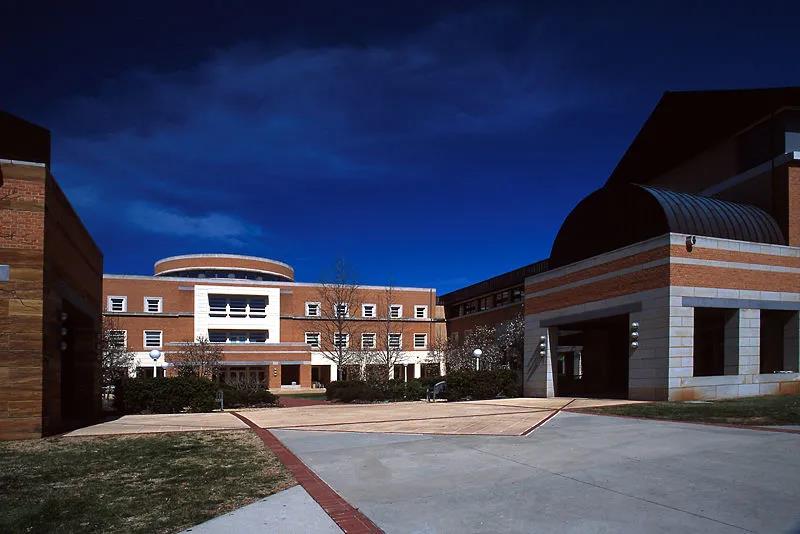 男生比女生更容易被这些学校录取?