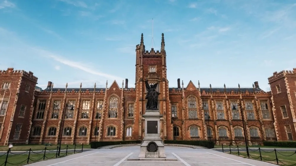 英国女王大学包机接学生入学!