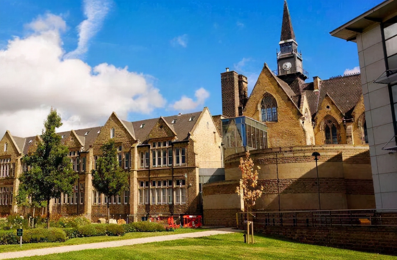 南安普顿大学属于英国的一个老牌名校,在国际上的知名度也是相对比较