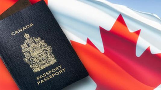 枫叶卡or国籍?移民加拿大该如何选择?